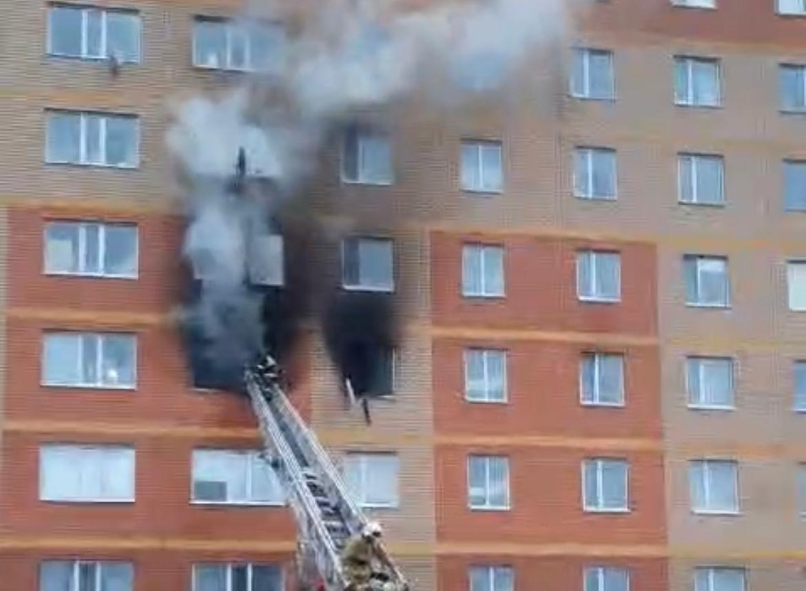 Прыгали из окна: в реанимацию попали двое детей и женщина после пожара в ЗКО